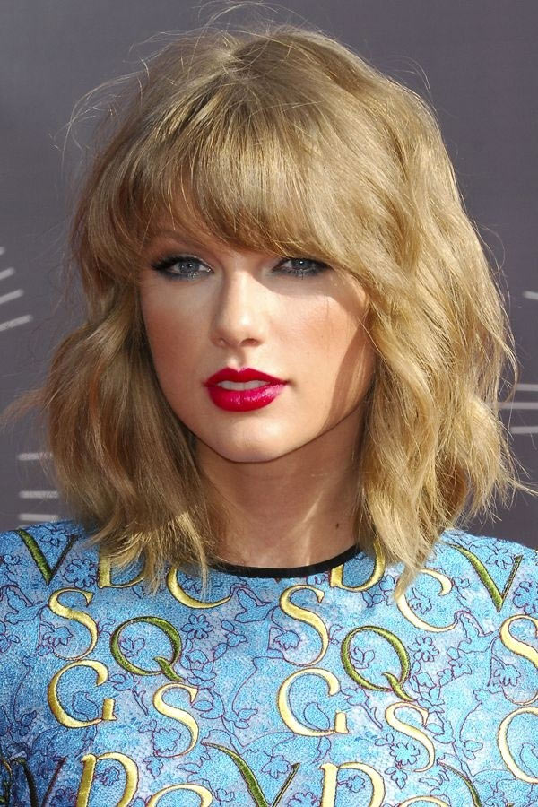 Taylor Swift Medium Hairstyle for Wavy Hair